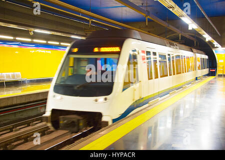 U-Bahn-Zug kommt in u-Bahnstation. Madrid, Spanien Stockfoto