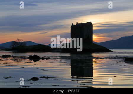 Castle Stalker in Argyll and Bute bei Sonnenuntergang Stockfoto