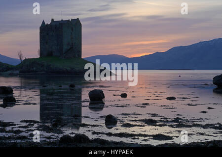 Castle Stalker in Argyll and Bute bei Sonnenuntergang Stockfoto