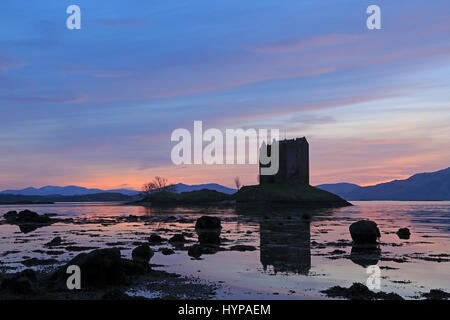 Castle Stalker in Argyll and Bute bei Sonnenuntergang Stockfoto