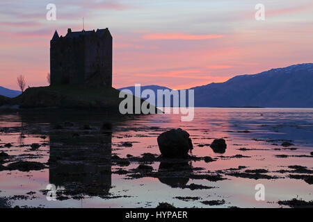 Castle Stalker in Argyll and Bute bei Sonnenuntergang Stockfoto