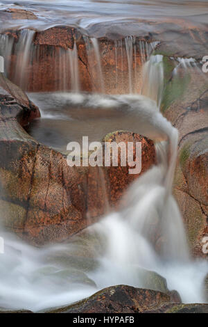 Nahaufnahme eines Wasserfalls in Glen Etive Schottland Stockfoto