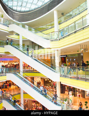 SOFIA, Bulgarien - 15. Oktober 2016: Menschen im Serdika Center in Sofia. Serdika Center Sofia ist eine Shopping-Mall, im Frühjahr 2010 eröffnet und hat mehr Stockfoto