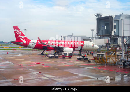 Singapur - 15. Februar 2017: AirAsia Flugzeug in Changi International Airport beim Entladen Gepäck. Changi ist der größte Flughafen der Welt. Stockfoto