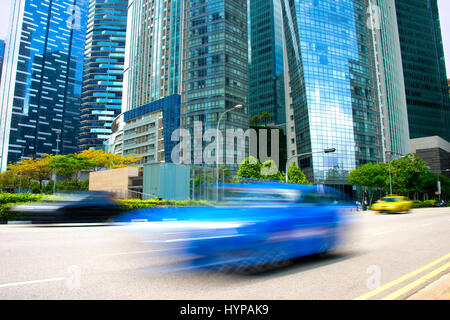 Autos bewegen schnell in Singapur Downtown. Langzeitbelichtung Stockfoto