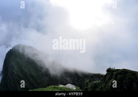 Tungnath, Chopta, Uttarakhand, Indien - 2. August 2011: einige Touristen auf dem Hügel, die natürliche Schönheit der Tungnath, Chopta, Uttarakhand, Indien. Stockfoto