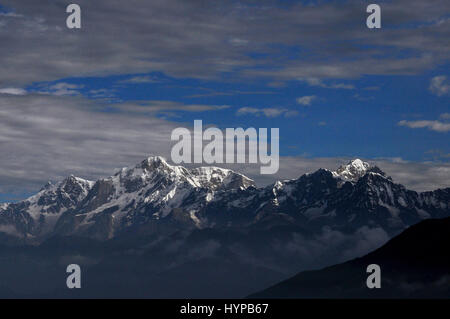 Tungnath, Chopta, Uttarakhand, Indien - 3. August 2011: Himalaya reicht von Tungnath Tempel, Tungnath, Chpota, Uttarakhand, Indien gesehen. Stockfoto