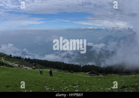 Tungnath, Chopta, Uttarakhand, Indien - 3. August 2011: Ausblicke entlang der Tungnath - Snow bedeckt Himalaya reicht, unterwegs zum Tungnath Tempel in Tungnath, Stockfoto