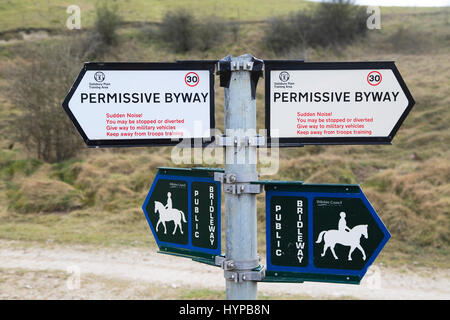 Byway und Bridlepath Zugang Zeichen auf Wegweiser, Salisbury Plain, Wiltshire, England, UK Stockfoto