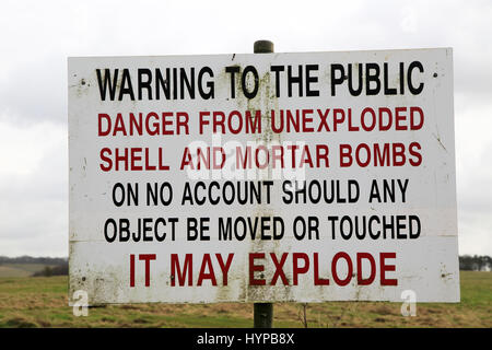 Warnzeichen des Verteidigungsministeriums über Blindgänger Muscheln und Mörsergranaten, Salisbury Plain, Wiltshire, England, UK Stockfoto