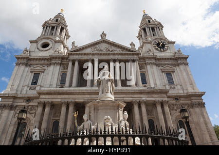 Queen Anne Statue, St. Pauls Cathedral, London, England, Großbritannien Stockfoto