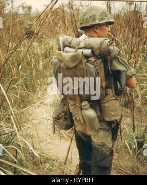 Ein US-Marine Hospital Corpsman trägt seine Habseligkeiten auf dem Rücken, da er in der dritten Marine Landeplatz in der Nähe von Dong Ha, Vietnam, 19.07.68 dient. Stockfoto