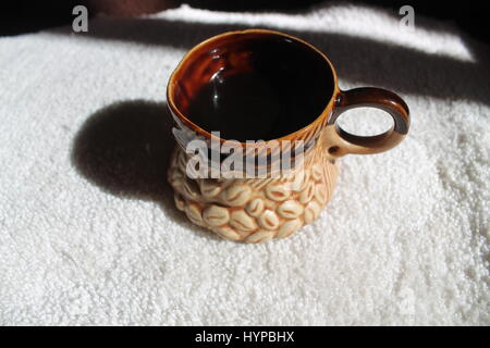 heißen schwarzen Kaffee in schönen Ton Cup Stockfoto