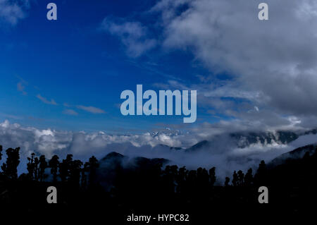 Tungnath, Chopta, Uttarakhand, Indien - 30. Juli 2011: Ausblicke entlang der Tungnath - Snow bedeckt Himalaya-Gipfel am Weg zum Tungnath Tempel im Tungnath, Stockfoto