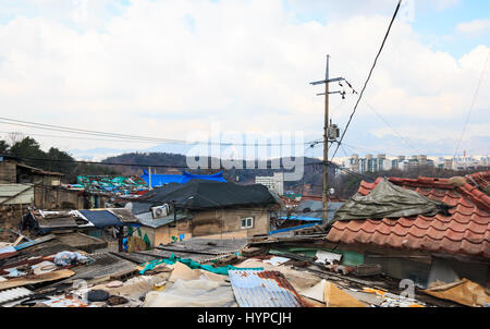 Blick auf die letzten Armen Bergdorf namens Baeksa Village(104 town or 104 village) in Seoul, Korea. Stockfoto