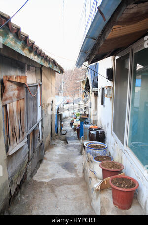 Blick auf die letzten Armen Bergdorf namens Baeksa Village(104 town or 104 village) in Seoul, Korea. Stockfoto