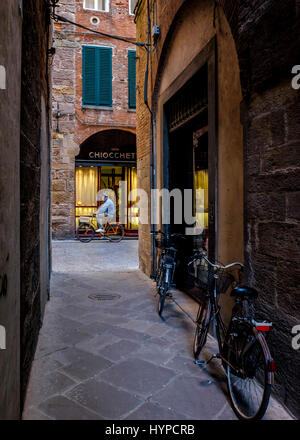 LUCCA Italien - ca. Mai 2015: Eine typische Straße in Lucca, eine berühmte mittelalterliche Stadt in der Toskana. Stockfoto