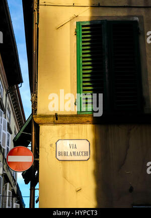 LUCCA Italien - ca. Mai 2015: Via Burlamacchi in Lucca, eine typische Straße im historischen toskanischen Stockfoto