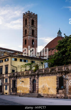 LUCCA Italien - ca. Mai 2015: Blick von einem der vielen Plätze in der ummauerten Stadt Lucca, ein beliebtes Touristenziel in der Toskana. Stockfoto