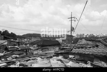 Blick auf die letzten Armen Bergdorf namens Baeksa Village(104 town or 104 village) in Seoul, Korea. Stockfoto