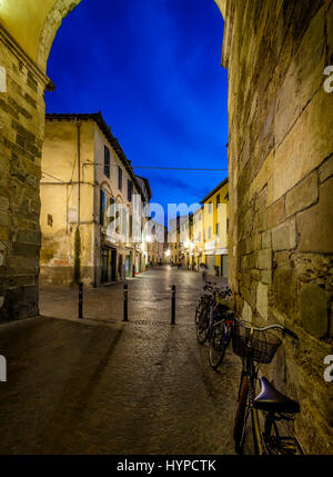 LUCCA Italien - ca. Mai 2015: Straße in der alten ummauerten Stadt Lucca in der Nacht, eine historische Stadt in der Toskana Stockfoto