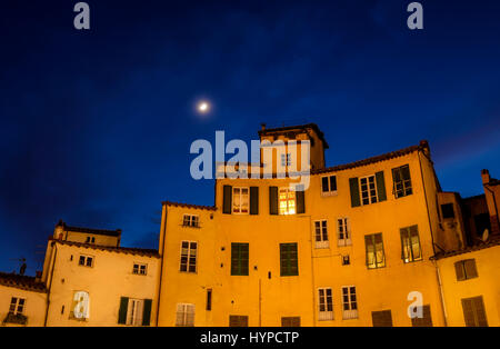 LUCCA Italien - ca. Mai 2015: Ansicht von Gebäuden rund um die Piazza Anfiteatro nachts in Lucca, eine historische Stadt in der Toskana Stockfoto