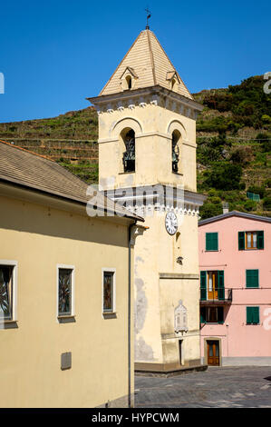 MANAROLA, Italien - ca. Mai 2015: Campanile im Dorf Manarola in Cinque Terre, Italien. Stockfoto