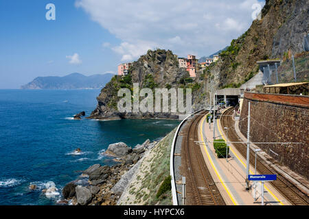 MANAROLA, Italien - ca. Mai 2015: Blick auf Zug-Station und Meer Klippen im Dorf Manarola in Cinque Terre, Italien. Stockfoto