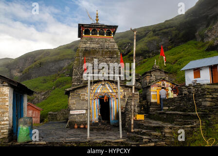 Tungnath, Chopta, Uttarakhand, Indien - 30. Juli 2011: Ausblicke entlang der Tungnath - Snow bedeckt Himalaya-Gipfel am Weg zum Tungnath Tempel im Tungnath, Stockfoto