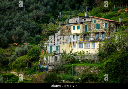 VERNAZZA, Italien - ca. Mai 2015: Haus in den Hügeln von Vernazza in Cinque Terre, Italien. Stockfoto