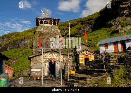 Tungnath, Chopta, Uttarakhand, Indien - 18. August 2009: Gläubige beten am Main Tungnath Tempel-Komplex an Tungnath, Chpota, Uttarakhand, Indien. Stockfoto