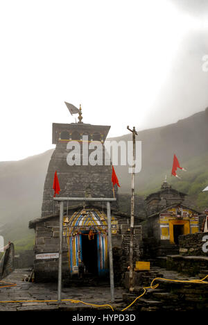 Tungnath, Chopta, Uttarakhand, Indien - 18. August 2009: Gläubige beten am Main Tungnath Tempel-Komplex an Tungnath, Chpota, Uttarakhand, Indien. Stockfoto