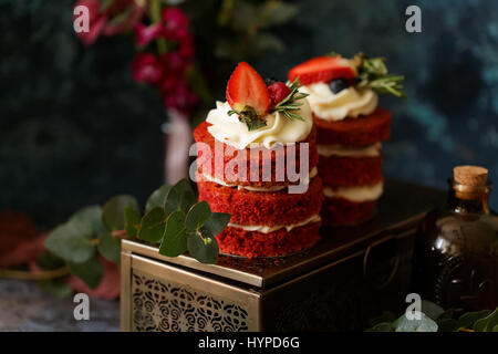 Süße und leckere Backwaren. Torten und Kuchen auf dem Tisch Stockfoto