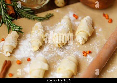 Süße und leckere Backwaren. Torten und Kuchen auf dem Tisch Stockfoto