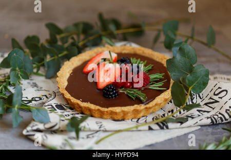 Süße und leckere Backwaren. Torten und Kuchen auf dem Tisch Stockfoto