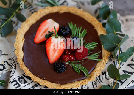 Süße und leckere Backwaren. Torten und Kuchen auf dem Tisch Stockfoto