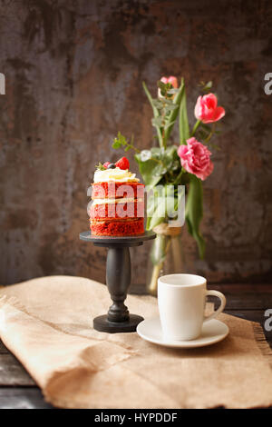 Süße und leckere Backwaren. Torten und Kuchen auf dem Tisch Stockfoto