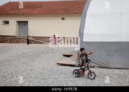 Malakasa-Refugiees-Camp in Griechenland. -07/03/2017 - Griechenland / Malakasa - Verteilung von Lebensmitteln aus der beliebten Secours im Flüchtlingslager Malakasa, Heimat von 483 Afgans Flüchtlinge, darunter 112 Kinder.   -Stefania Mizara / Le Pictorium Stockfoto