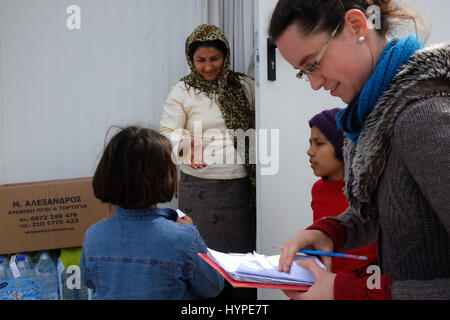 Malakasa-Refugiees-Camp in Griechenland. -07/03/2017 - Griechenland / Malakasa - Verteilung von Lebensmitteln aus der beliebten Secours im Flüchtlingslager Malakasa, Heimat von 483 Afgans Flüchtlinge, darunter 112 Kinder.   -Stefania Mizara / Le Pictorium Stockfoto