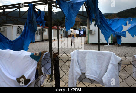 Malakasa-Refugiees-Camp in Griechenland. -07/03/2017 - Griechenland / Malakasa - Verteilung von Lebensmitteln aus der beliebten Secours im Flüchtlingslager Malakasa, Heimat von 483 Afgans Flüchtlinge, darunter 112 Kinder.   -Stefania Mizara / Le Pictorium Stockfoto