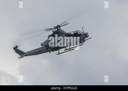 Eine USMC UH-1Y Venom Angriff Hubschrauber während des Fluges während einer Übung 9. Februar 2017 vor der Küste von Okinawa, Japan. Stockfoto