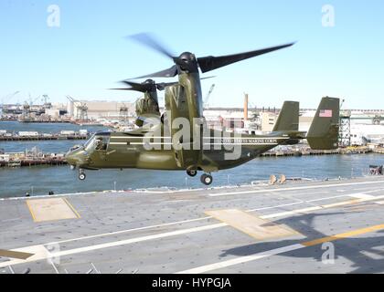 Marine eine Osprey Hubschrauber mit US-Präsident Donald Trump startet aus dem Flugdeck an Bord der USN Gerald R. Ford-Klasse-Flugzeugträger USS Gerald R. Ford 2. März 2017 in Newport News, Virginia. Stockfoto