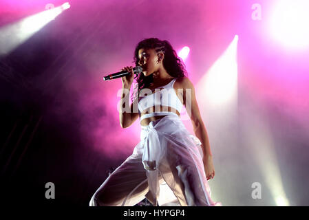 BARCELONA - 20 JUN: FKA Zweige (Band) in Konzert am Sonar Festival am 20. Juni 2015 in Barcelona, Spanien. Stockfoto
