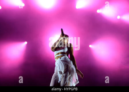 BARCELONA - 20 JUN: FKA Zweige (Band) in Konzert am Sonar Festival am 20. Juni 2015 in Barcelona, Spanien. Stockfoto