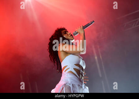 BARCELONA - 20 JUN: FKA Zweige (Band) in Konzert am Sonar Festival am 20. Juni 2015 in Barcelona, Spanien. Stockfoto