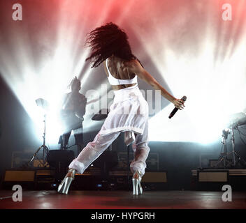 BARCELONA - 20 JUN: FKA Zweige (Band) in Konzert am Sonar Festival am 20. Juni 2015 in Barcelona, Spanien. Stockfoto