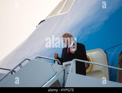 US-Präsident Donald Trump beendet Air Force One in Kentucky Air National Guard Base 20. März 2017 in Louisville, Kentucky. Stockfoto