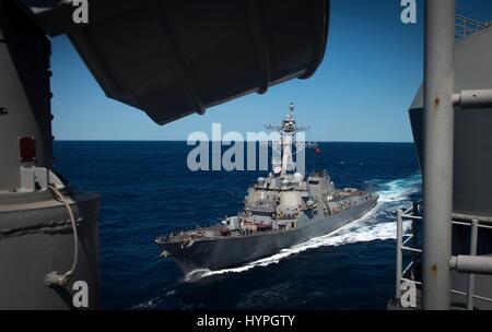 Die USN Arleigh Burke-Klasse geführt-Zerstörer USS Roosevelt nähert sich die USN Wasp-Klasse amphibischen Angriff Schiff USS Iwo Jima beim Betanken eines auf See 11. März 2017 im Atlantischen Ozean. Stockfoto