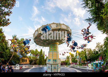 BARCELONA - SEP-5: Menschen haben Spaß am Karussell fliegen Schaukel Fahrt Attraktion im Tibidabo Vergnügungspark am 5. September 2015 in Barcelona, Spanien. Stockfoto