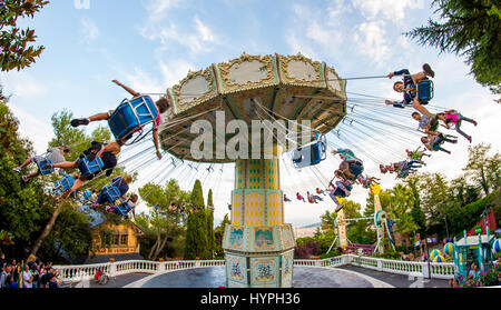 BARCELONA - SEP-5: Menschen haben Spaß am Karussell fliegen Schaukel Fahrt Attraktion im Tibidabo Vergnügungspark am 5. September 2015 in Barcelona, Spanien. Stockfoto